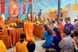 Đại đức Thích Minh Thuận, trụ trì chùa Phật Tổ cùng đạo tàng Phật tử tác bạch trước chư tôn đức Tăng Ni