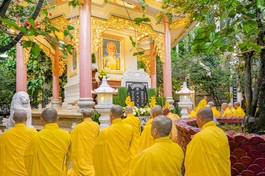 Chư Tăng đảnh lễ bảo tháp Phù Thi