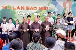 Những phần quà nghĩa tình được trao tặng đến các em học sinh và bà con khó khăn trong niềm hoan hỷ mùa Vu lan