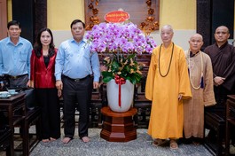 Lãnh đạo Bộ Dân tộc và Tôn giáo, Ban Tôn giáo Chính phủ thăm Đức Pháp chủ nhân kỷ ngày thành lập GHPGVN - Ảnh: Nguyện Truyền/BGN