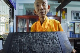 Trưởng lão Hòa thượng Thích Huệ Tánh với mộc bản kinh Pháp hoa - Ảnh: Chí Hùng