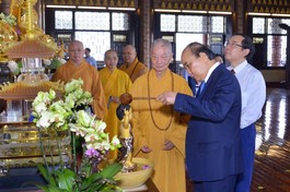 Chủ tịch nước Nguyễn Xuân Phúc Tắm Phật tại chánh điện chùa Huê Nghiêm - trú xứ của Trưởng lão Quyền Pháp chủ GHPGVN 