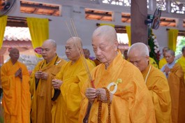 Trưởng lão Hòa thượng Thích Trí Quảng dâng hương tưởng niệm trước Giác linh đài cố Trưởng lão Hòa thượng Thích Minh Châu