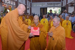 Hòa thượng Thích Lệ Trang, Trưởng ban Trị sự GHPGVN TP.HCM trao quyết định bổ nhiệm trụ trì thiền viện Vạn Hạnh cho Thượng tọa Thích Tâm Minh