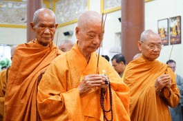 Đức Pháp chủ và chư vị Trưởng lão Hội đồng Chứng minh niêm hương tưởng niệm 