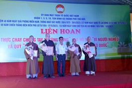 Đại diện Ban Tổ chức liên hoan Ẩm thực chay chung tay vì cộng đồng trao tặng hoa và thư tri ân đến chư tôn đức Ban Trị sự các quận về những đóng góp trong việc chung tay chăm lo cho người nghèo - Ảnh: Bảo Toàn 