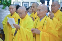 Hòa thượng Thích Hoằng Tri đọc lời khải bạch tại Lễ tưởng niệm 10 năm Đại lão Hòa thượng Thích Trí Tịnh viên tịch - Ảnh: Quảng Đạo