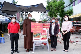 Thượng tọa Thích Lệ Quang cùng chính quyền sở tại trao quà đến các hộ dân bị cách ly