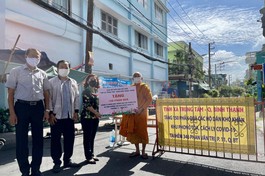 Thượng tọa Thích Minh Lộc trao 150 phần quà trao đến bà con nghèo tại khu vực phong tỏa