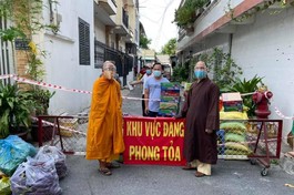 Tịnh xá Trung Tâm tặng quà đến người dân trong khu phong tỏa, cách ly