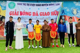 Ban Tổ chức trao giải và phần thưởng tới các đội đoạt giải 