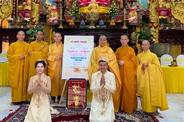Cô dâu chú rể chụp hình lưu niệm với Hòa thượng Chứng minh và chư Tăng