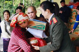 Chùa Đức Hậu trao 300 phần quà cho hộ nghèo, gia đình khó khăn tại xã Bảo Nam (Kỳ Sơn) 