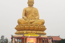Tôn tượng Phật Thích Ca Mâu Ni cao 42m, đường kính phía dưới 32m tại chùa Phúc Lạc
