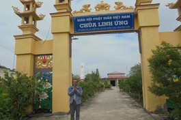 Tác giả trước tam quan chùa Linh Ứng trong ngày đầu tháng Chạp năm Canh Tý - Ảnh: TGCC