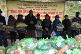 Ni trưởng Từ Nhẫn cùng Đại đức Thích Viên Quán, đại diện Ban Trị sự Phật giáo tỉnh Quảng Nam trao quà tới người dân - Ảnh: Phan Trang