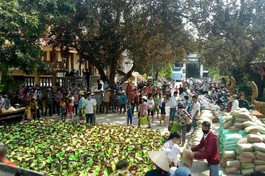 Quang cảnh buổi trao quà - Ảnh: Thuận