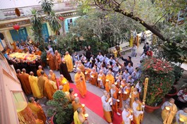 Cung thỉnh nhục thân cố Ni trưởng Huệ Giác nhập kim quan