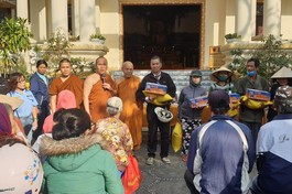 Trao 100 phần quà tết tại chùa Nam Quang 