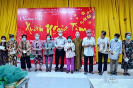 Đại đức Thích Nguyên Các cùng đại diện chính quyền trao tịnh tài đến bà con đón Tết - Ảnh: Công Minh