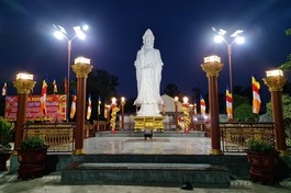 Tôn tượng Bồ-tát Quán Thế Âm tại chùa Minh Đức