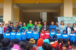 Các em nhỏ vùng cao tỉnh Quảng Ngãi nhận quà