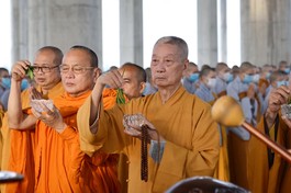 Trưởng lão Hòa thượng Thích Trí Quảng và chư tôn đức thực hiện nghi thức sái tịnh tại buổi lễ