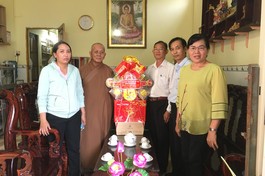 Ông Lý Ngọc Thạch tặng quà tới Thượng tọa Thích Giác Huệ