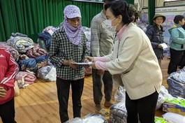 Bà Mai Thị Hạnh, phu nhân nguyên Chủ tịch nước Trương Tấn Sang, đại diện nhóm Sharing trao quà trong đợt chia sẻ tết do Trung ương Giáo hội tổ chức - Ảnh: Giao Hảo