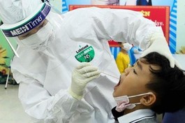 Nhân viên y tế lấy mẫu xét nghiệm Covid-19