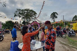 Đến chùa lễ Phật đều được đo thân nhiệt trong tinh thần phòng dịch Covid-19