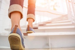 Những người đi bộ hơn 2 giờ mỗi ngày (bao gồm cả tập thể dục và thói quen hằng ngày yêu cầu đi bộ, chẳng hạn như đi bộ ở cửa hàng tạp hóa) và tập thể dục mạnh mẽ hơn chỉ 50 phút mỗi tuần thì không có nguy cơ mắc bệnh tim - Ảnh minh họa: Shutterstock