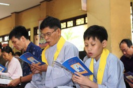 Phật tử tụng kinh Dược Sư tại chùa Phổ Quang (quận Tân Bình, TP.HCM) - Ảnh minh họa