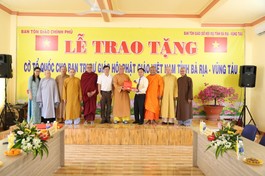 HT.Thích Quảng Hiển nhận cờ Tổ quốc từ ông Trà Quang Thanh