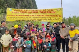 Trong ngày vui khánh thành con đường bê-tông tại bản Nậm Luông