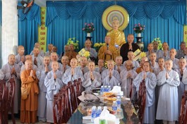 Chư Ni Phân ban Ni giới chụp ảnh lưu niệm nhân họp triển khai Phật sự đầu năm 2021