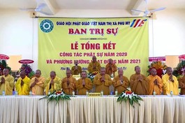 Chư tôn đức chứng minh hội nghị tổng kết của Ban Trị sự thị xã Phú Mỹ