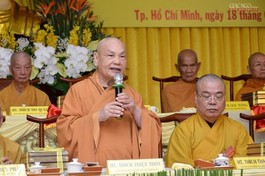Hòa thượng Thích Thiện Nhơn Chủ tịch Hội đồng Trị sự ấn ký Nghị quyết gồm 19 điểm - Ảnh: Bảo Toàn