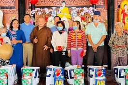 Đại đức Thích Trung Nguyện, Phật tử tổ đình Ấn Quang tặng quà Tết tại xã Quới Thành - Ảnh: CTV