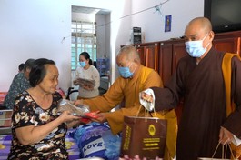 Hòa thượng Thích Huệ Tài cùng chư tôn đức Ban Trị sự tỉnh An Giang, chùa Kim Tiên trao quà Tết