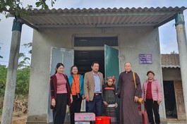 Thượng tọa Thích Đạt Đức bàn giao nhà tình thương cho bà Hồ Thị Uôi