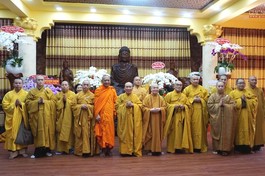 Chư tôn đức Văn phòng II Trung ương Giáo hội, Ban Nghi lễ T.Ư chụp ảnh lưu niệm tại chùa Minh Đạo