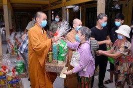 Chư Tăng chùa Vĩnh Nghiêm trao quà Tết đến các hộ nghèo trong khu vực phường Võ Thị Sáu