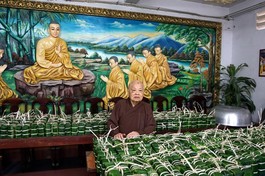 Ni trưởng Thích nữ Tịnh Nguyện bên những chiếc bánh chưng lá dông