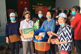 Thượng tọa Thích Thiện Quý trao quà Tết đến những gia đình khó khăn