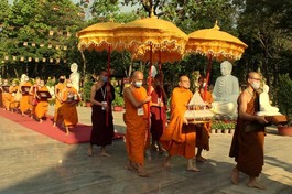 Cung rước Tam tạng trong khuôn viên thiền viện Phước Sơn