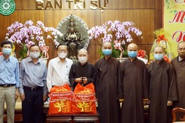 Ông Nguyễn Hữu Hiệp trao quà chúc mừng năm mới đến chư tôn đức Ban Trị sự
