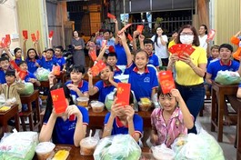 Tặng quà và lì-xì các cháu có hoàn cảnh khó khăn tại lớp học tình thương Xóm Dốc