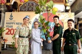 Đại diện Bệnh viện 175 tặng cây xanh đến Sư cô Thích nữ Huệ Đức