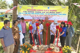 Đại đức Thích Minh Trí, trụ trì chùa Long Bửu cùng đại diện các đơn vị khởi công xây dựng cầu nông thôn